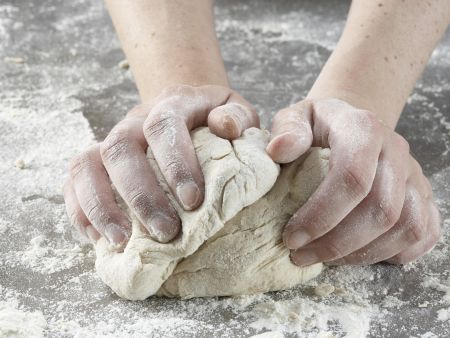 Kleine Paprika-Pizzen Zubereitung Schritt 2 Kleine Paprika-Pizzen Zubereitung Schritt 2