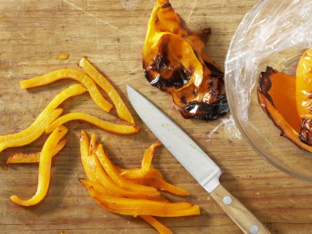 Kleine Paprika-Pizzen Zubereitung Schritt 4 Kleine Paprika-Pizzen Zubereitung Schritt 4