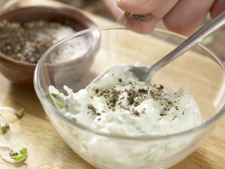 Knäcke mit Gurkenquark Zubereitung Schritt 2 Knäcke mit Gurkenquark Zubereitung Schritt 2