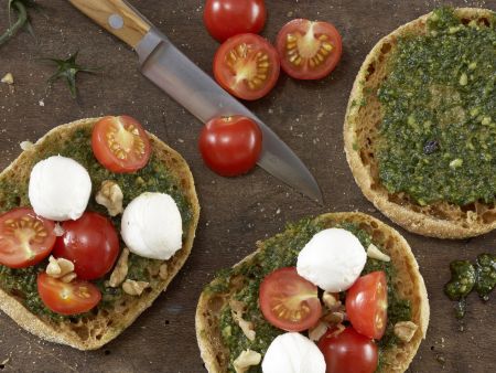 Knusprige Brötchen-Pizzen Zubereitung Schritt 3 Knusprige Brötchen-Pizzen Zubereitung Schritt 3