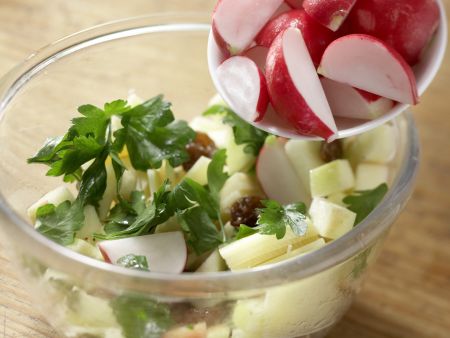 Knuspriger Brot-Käse-Salat Zubereitung Schritt 6 Knuspriger Brot-Käse-Salat Zubereitung Schritt 6
