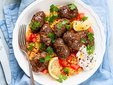 Köfte mit Tomaten-Couscous und Joghurt-Dip