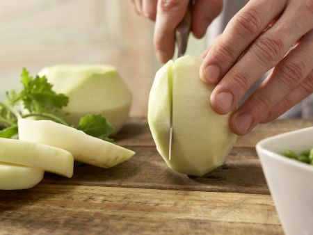 Kohlrabi-Nudel-Gratin Zubereitung Schritt 1 Kohlrabi-Nudel-Gratin Zubereitung Schritt 1