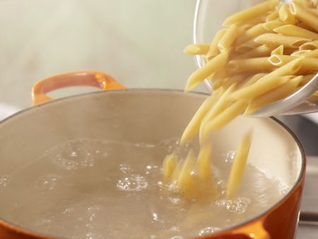 Kohlrabi-Nudel-Gratin Zubereitung Schritt 2 Kohlrabi-Nudel-Gratin Zubereitung Schritt 2