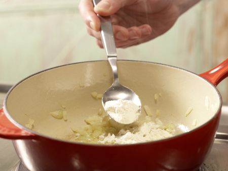 Kohlrabi-Nudel-Gratin Zubereitung Schritt 4 Kohlrabi-Nudel-Gratin Zubereitung Schritt 4