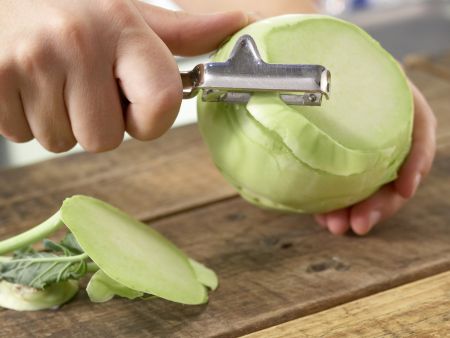 Kohlrabi-Rohkost Zubereitung Schritt 1 Kohlrabi-Rohkost Zubereitung Schritt 1