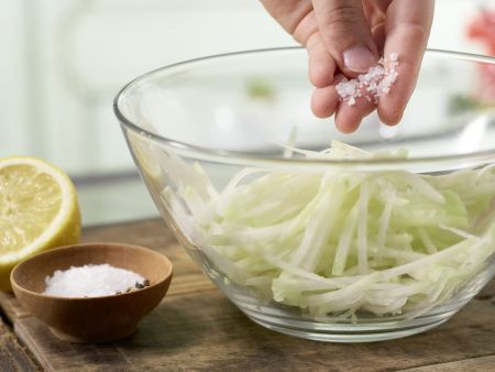 Kohlrabi-Rohkost Zubereitung Schritt 3 Kohlrabi-Rohkost Zubereitung Schritt 3