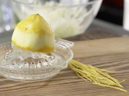 Kohlrabi-Rohkost Zubereitung Schritt 6 Kohlrabi-Rohkost Zubereitung Schritt 6