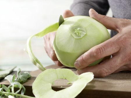 Kohlrabi-Taler mit Walnuss-Dip Zubereitung Schritt 1 Kohlrabi-Taler mit Walnuss-Dip Zubereitung Schritt 1