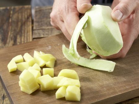 Kohlrabibrei mit Rinderhack Zubereitung Schritt 1 Kohlrabibrei mit Rinderhack Zubereitung Schritt 1