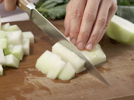 Kohlrabisuppe mit Käsetoast Zubereitung Schritt 1 Kohlrabisuppe mit Käsetoast Zubereitung Schritt 1