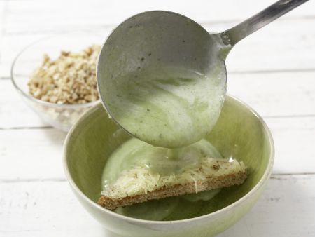 Kohlrabisuppe mit Käsetoast Zubereitung Schritt 10 Kohlrabisuppe mit Käsetoast Zubereitung Schritt 10
