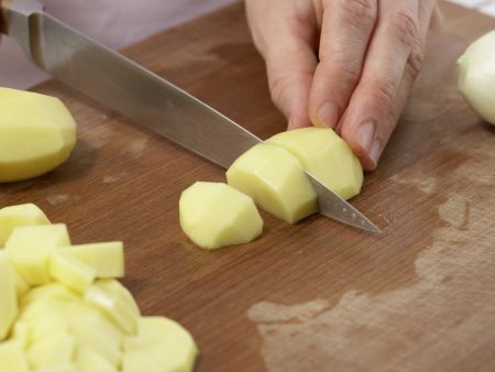 Kohlrabisuppe mit Käsetoast Zubereitung Schritt 2 Kohlrabisuppe mit Käsetoast Zubereitung Schritt 2