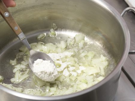 Kohlrabisuppe mit Käsetoast Zubereitung Schritt 3 Kohlrabisuppe mit Käsetoast Zubereitung Schritt 3