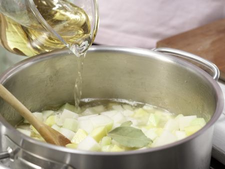 Kohlrabisuppe mit Käsetoast Zubereitung Schritt 4 Kohlrabisuppe mit Käsetoast Zubereitung Schritt 4