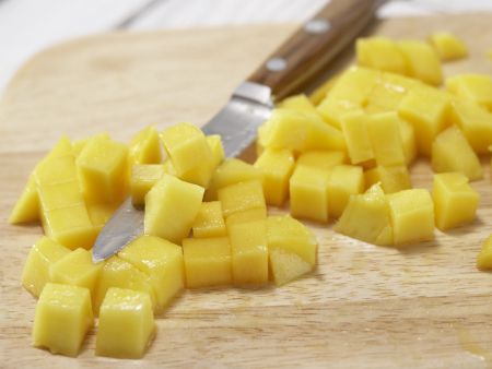 Kokos-Mango-Müsli Zubereitung Schritt 2 Kokos-Mango-Müsli Zubereitung Schritt 2