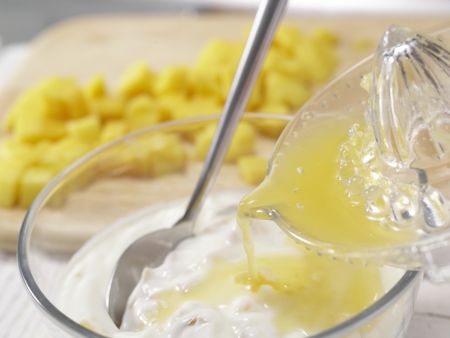 Kokos-Mango-Müsli Zubereitung Schritt 3 Kokos-Mango-Müsli Zubereitung Schritt 3