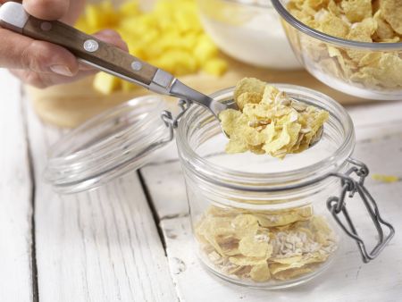 Kokos-Mango-Müsli Zubereitung Schritt 4 Kokos-Mango-Müsli Zubereitung Schritt 4