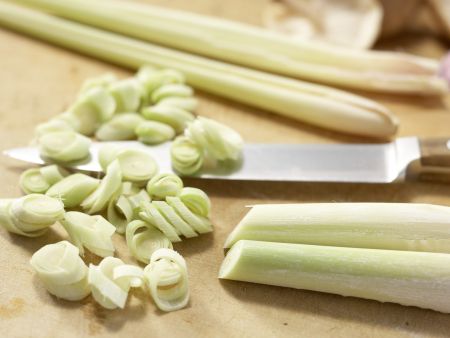 Kokos-Zitronengras-Suppe Zubereitung Schritt 1 Kokos-Zitronengras-Suppe Zubereitung Schritt 1