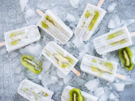 Kokosmilch-Kiwi-Eis mit Chiasamen
