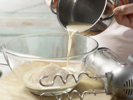 Kolatschen mit Zwetschgenkompott Zubereitung Schritt 2 Kolatschen mit Zwetschgenkompott Zubereitung Schritt 2