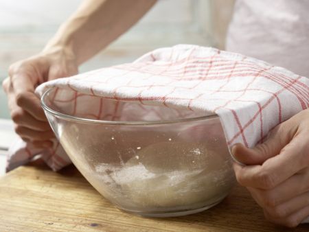 Kolatschen mit Zwetschgenkompott Zubereitung Schritt 3 Kolatschen mit Zwetschgenkompott Zubereitung Schritt 3