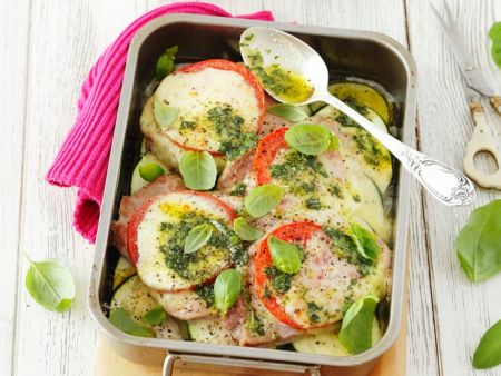 Kotelett mit Käse und Tomaten überbacken
