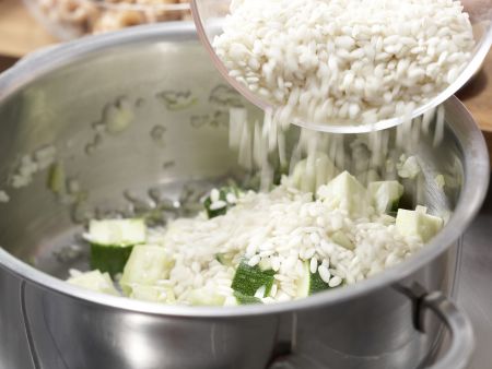 Krabben-Risotto mit Zucchini Zubereitung Schritt 2 Krabben-Risotto mit Zucchini Zubereitung Schritt 2