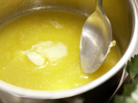 Kräftige Geflügel-Gemüse-Brühe Zubereitung Schritt 2 Kräftige Geflügel-Gemüse-Brühe Zubereitung Schritt 2