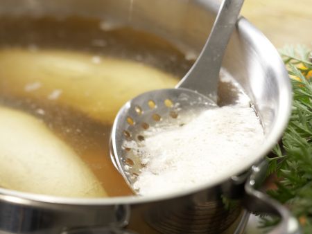 Kräftige Geflügel-Gemüse-Brühe Zubereitung Schritt 6 Kräftige Geflügel-Gemüse-Brühe Zubereitung Schritt 6