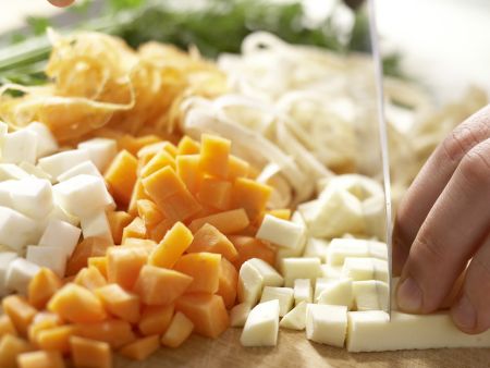 Kräftige Geflügel-Gemüse-Brühe Zubereitung Schritt 8 Kräftige Geflügel-Gemüse-Brühe Zubereitung Schritt 8