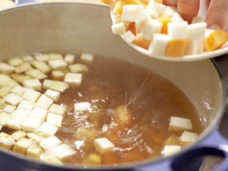 Kräftige Geflügel-Gemüse-Brühe Zubereitung Schritt 9 Kräftige Geflügel-Gemüse-Brühe Zubereitung Schritt 9