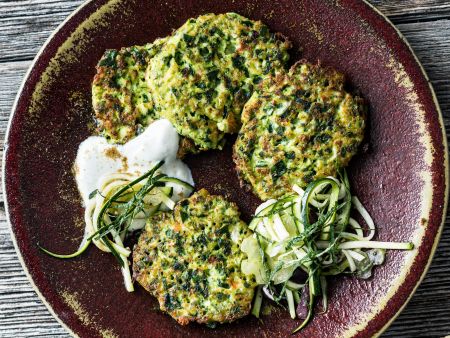 Kräuter-Gemüse-Puffer mit Joghurt-Dip
