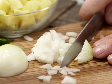 Kräuter-Kartoffel-Suppe Zubereitung Schritt 1 Kräuter-Kartoffel-Suppe Zubereitung Schritt 1