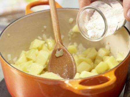 Kräuter-Kartoffel-Suppe Zubereitung Schritt 2 Kräuter-Kartoffel-Suppe Zubereitung Schritt 2
