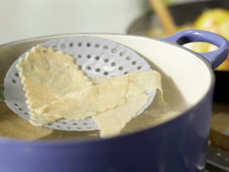 Kräuternudelfetzen mit Garnelen Zubereitung Schritt 11 Kräuternudelfetzen mit Garnelen Zubereitung Schritt 11