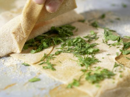Kräuternudelfetzen mit Garnelen Zubereitung Schritt 4 Kräuternudelfetzen mit Garnelen Zubereitung Schritt 4