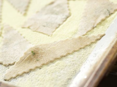 Kräuternudelfetzen mit Garnelen Zubereitung Schritt 6 Kräuternudelfetzen mit Garnelen Zubereitung Schritt 6