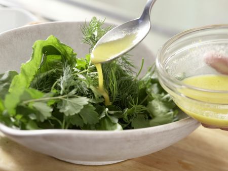 Kräutersalat mit Ei Zubereitung Schritt 4 Kräutersalat mit Ei Zubereitung Schritt 4