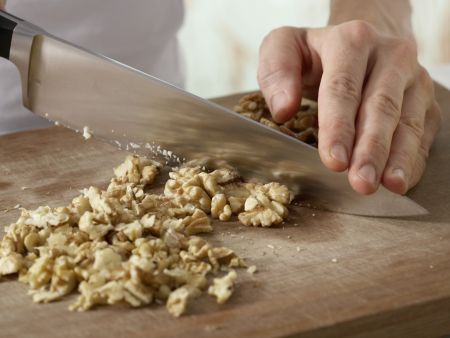 Kraut-Flammkuchen mit Walnüssen Zubereitung Schritt 1 Kraut-Flammkuchen mit Walnüssen Zubereitung Schritt 1