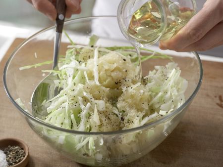 Kraut-Flammkuchen mit Walnüssen Zubereitung Schritt 2 Kraut-Flammkuchen mit Walnüssen Zubereitung Schritt 2