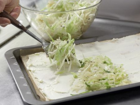 Kraut-Flammkuchen mit Walnüssen Zubereitung Schritt 5 Kraut-Flammkuchen mit Walnüssen Zubereitung Schritt 5