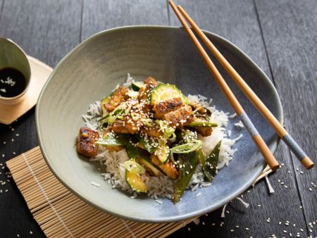 Kross gebratener Tofu mit Reis und Zuckerschoten