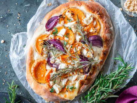 Kürbis-Hefefladen mit Zwiebeln und Feta