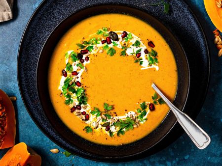 Kürbis-Kokosmilch-Suppe mit Granatapfel