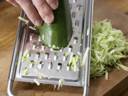 Kürbiskernnocken mit Zucchinisauce Zubereitung Schritt 4 Kürbiskernnocken mit Zucchinisauce Zubereitung Schritt 4