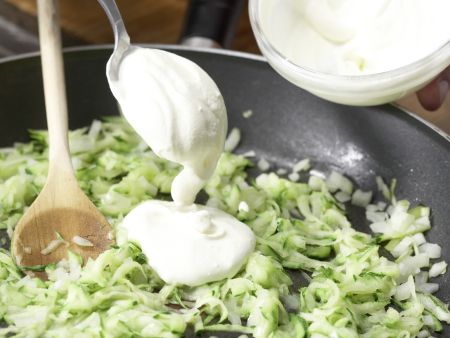 Kürbiskernnocken mit Zucchinisauce Zubereitung Schritt 7 Kürbiskernnocken mit Zucchinisauce Zubereitung Schritt 7