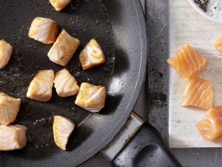 Lachs-Gurken-Pfanne Zubereitung Schritt 2 Lachs-Gurken-Pfanne Zubereitung Schritt 2