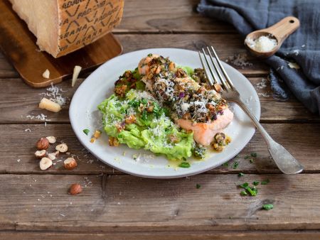 Lachs mit Kräuter-Grana Padano-Kruste auf Erbsen-Kartoffelpüree