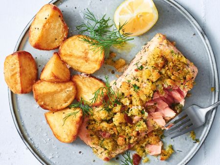 Lachs mit Kräuterkruste und Bratkartoffeln